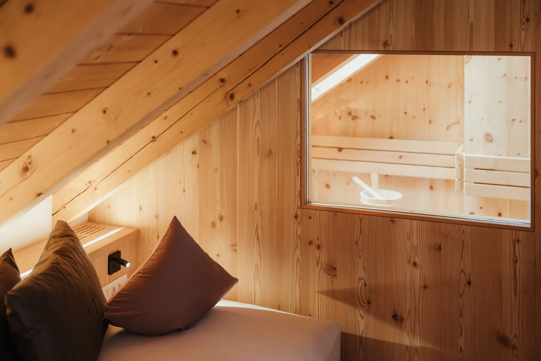 Zirbenholz-Schlafnische mit Fenster zur Sauna
