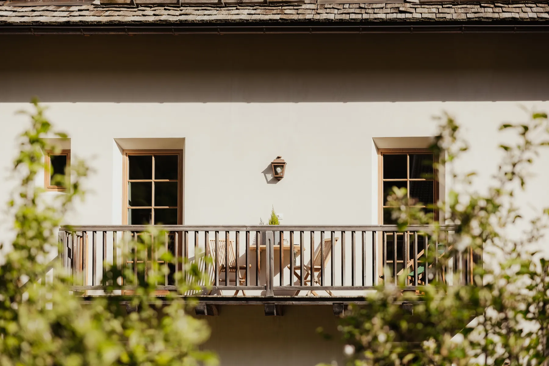 Balkon mit Frühstückstisch im Morgenlicht