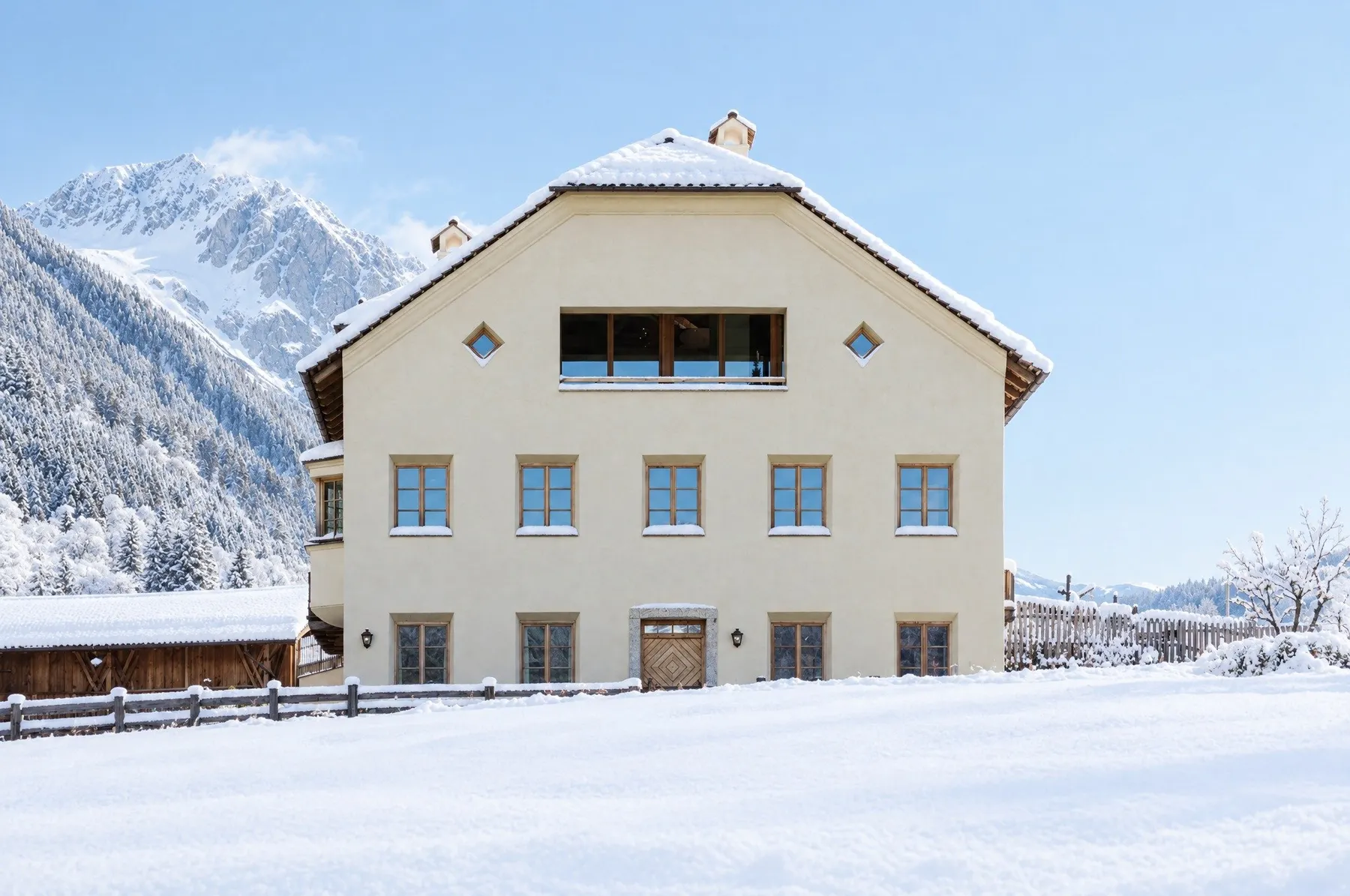 Die Frontfassade des Halbwöhrerhofs im Schnee