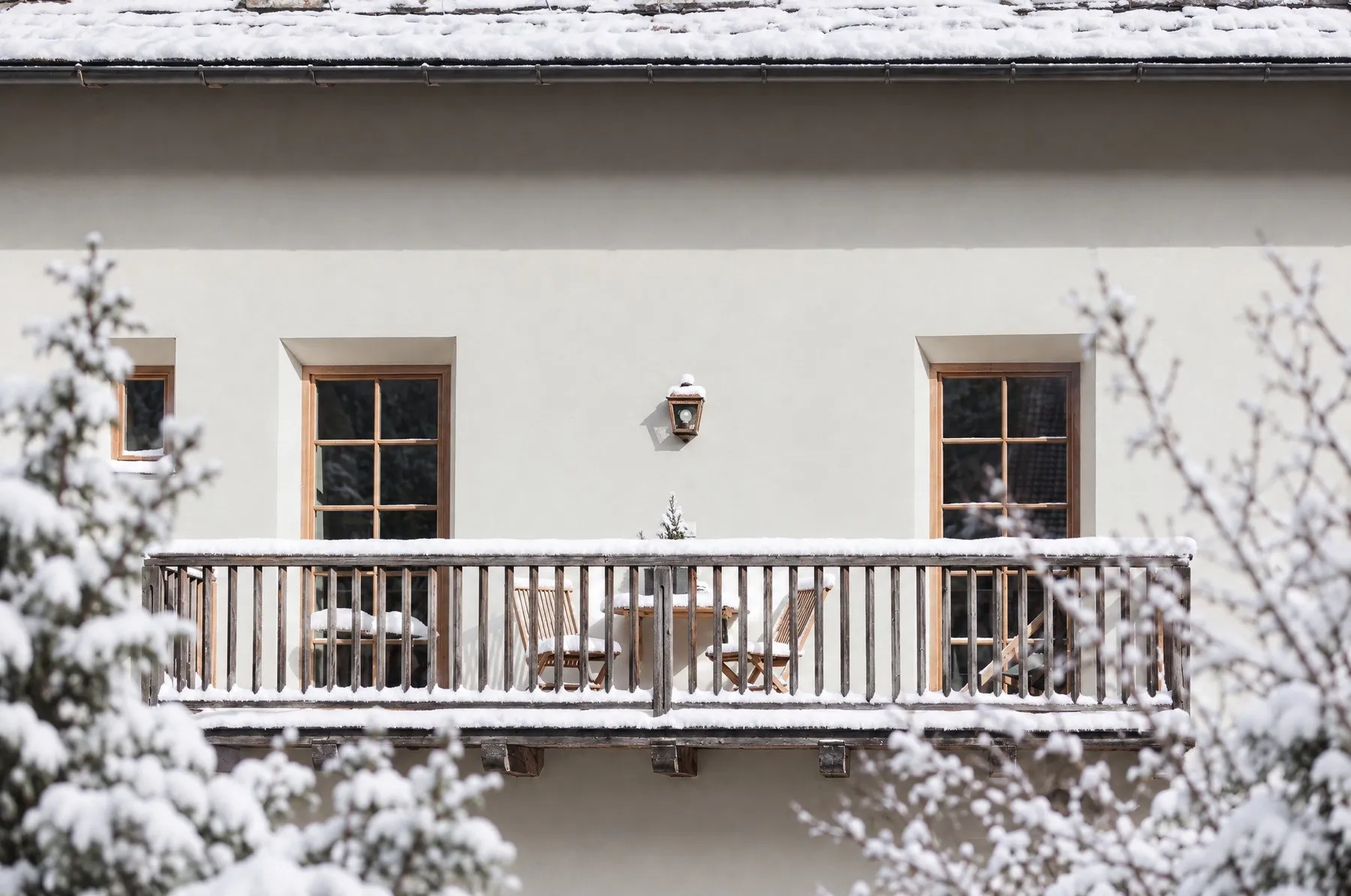 Der verschneite Balkon mit Frühstückstisch