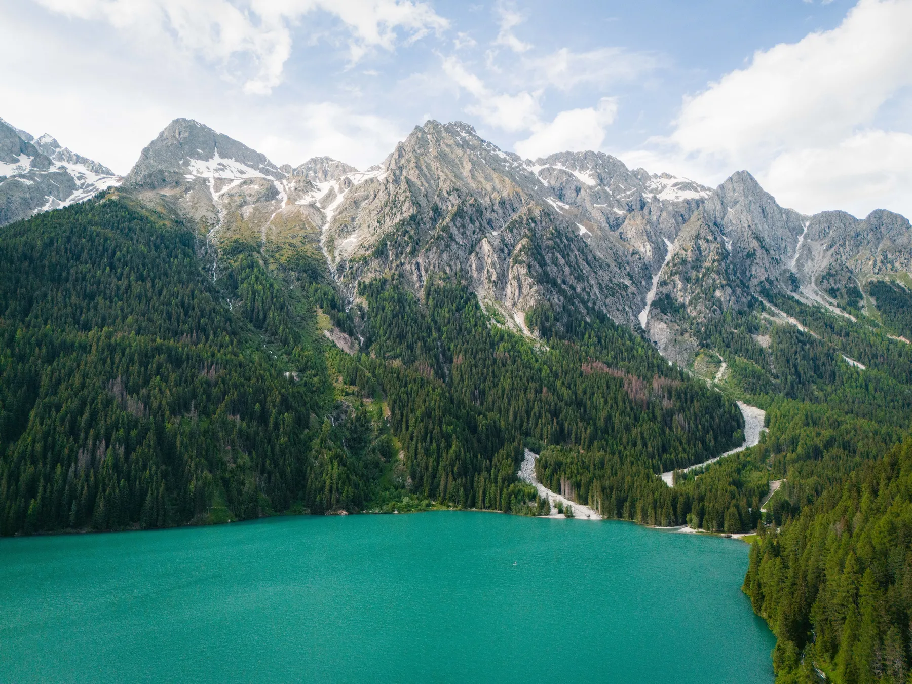 Der türkise Antholzer See vor den Bergen des Antholzer Tals
