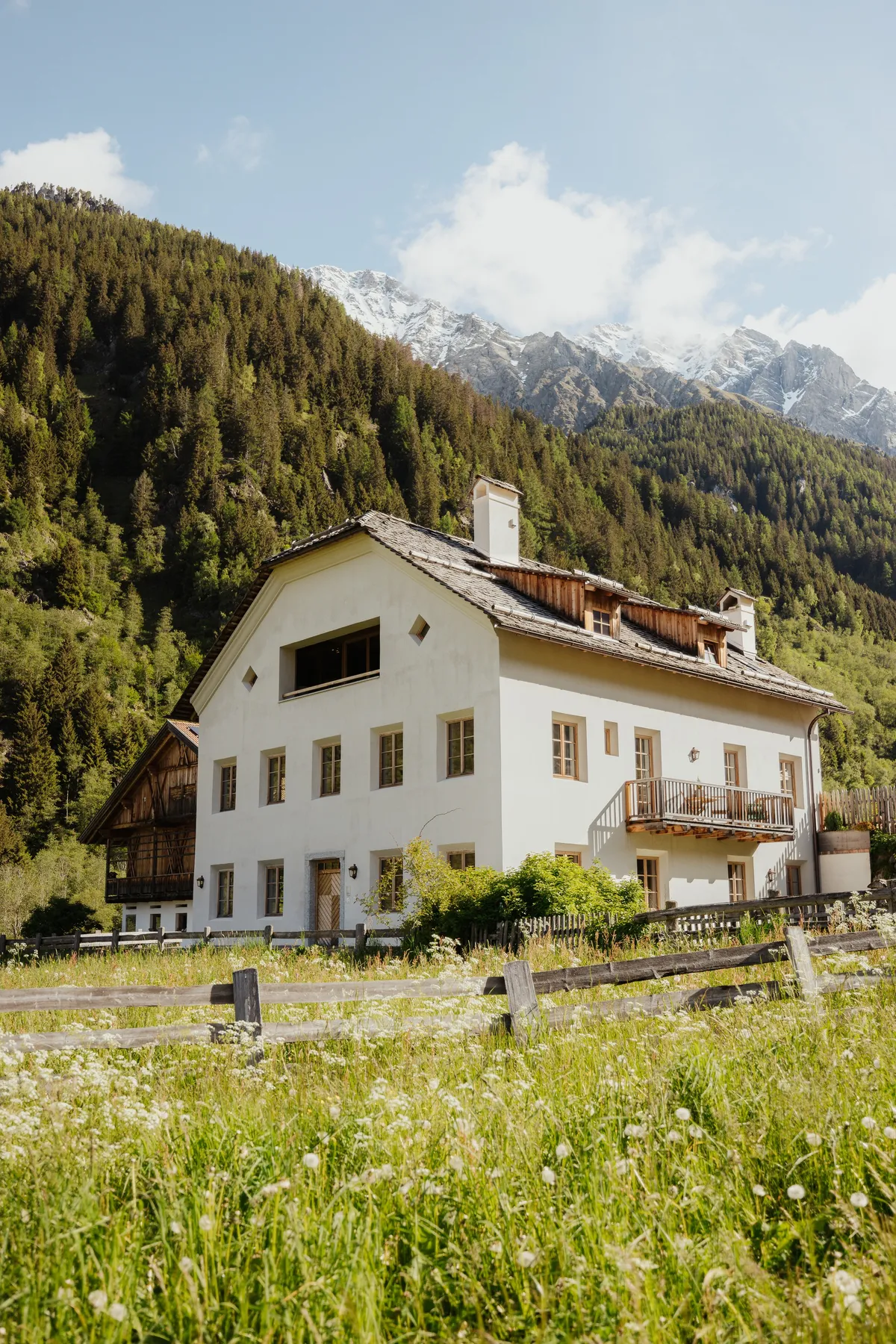 Das Haus hoch aufragend in der Wiese