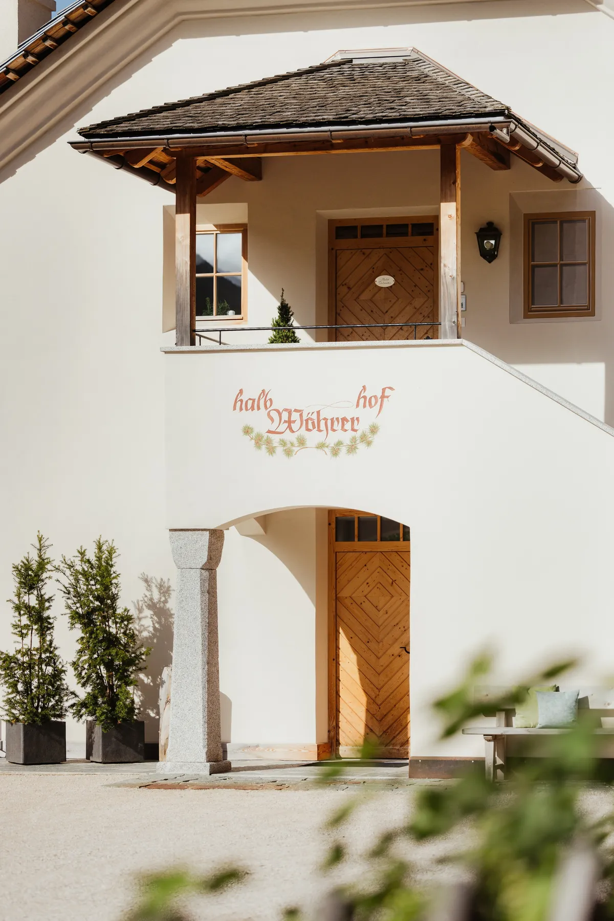 Der Eingang mit der gemalten Hofschrift