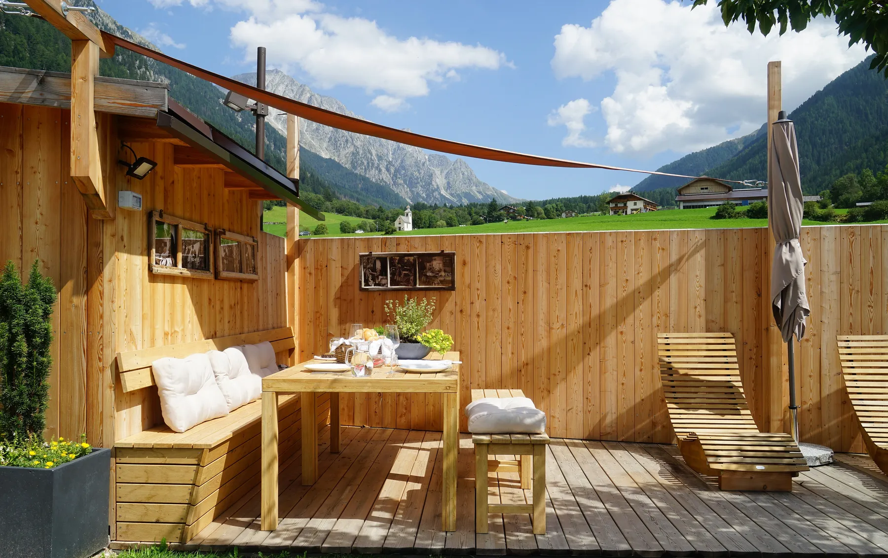 Der Garten mit Liegedeck und Blick auf das Kirchl
