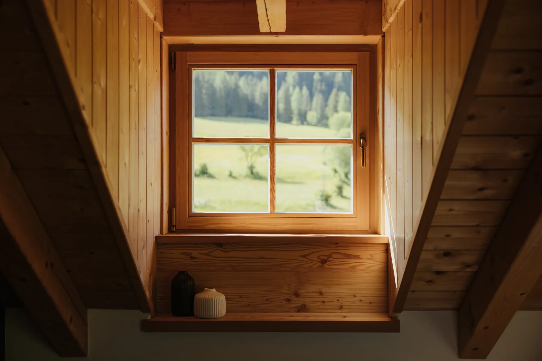 Fensterbank mit Blick in die Wiese