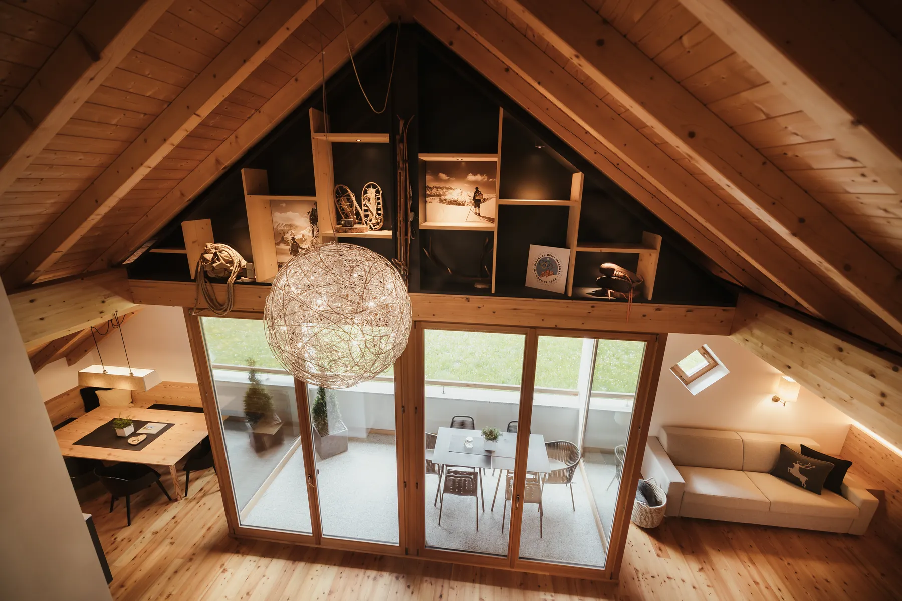 Vom Galeriezimmer hinunter in den Wohnraum