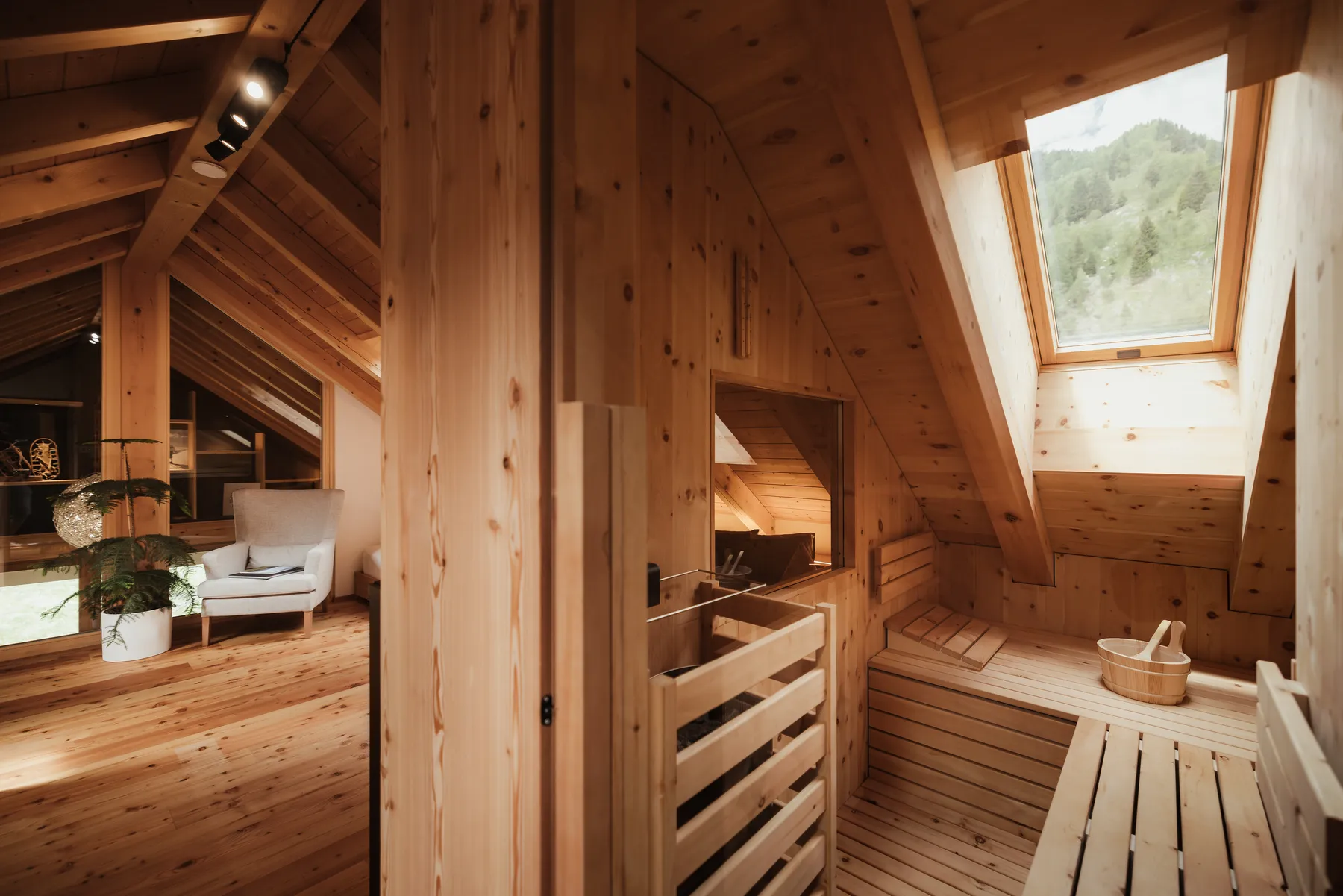 Die private Sauna unter dem Dachfenster