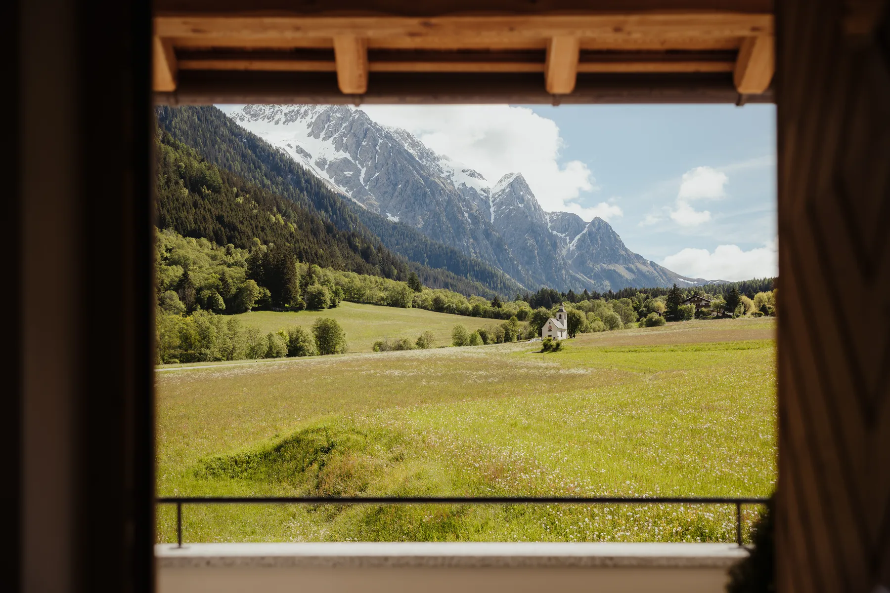 Blick von der Süd-Terrasse über die Wiesen des Antholzertals