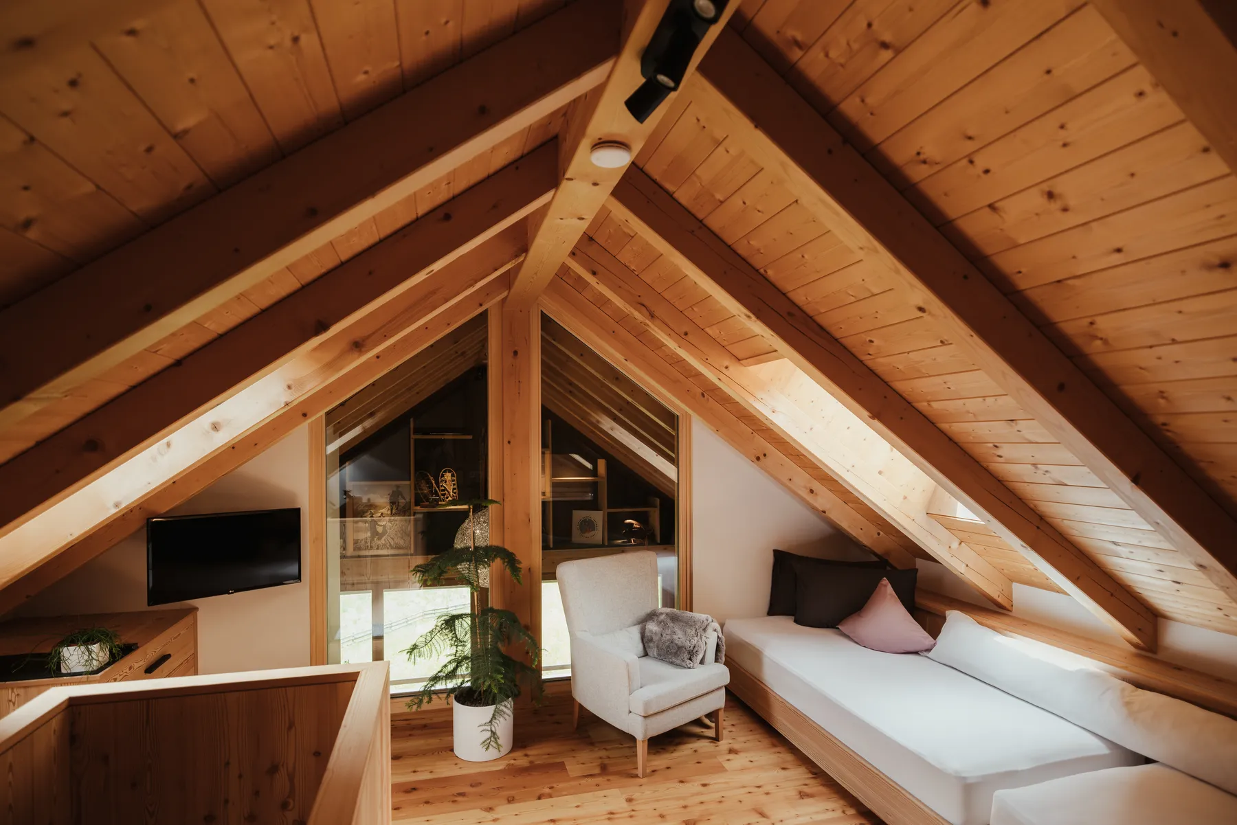 Sessel und Bett im Galeriezimmer