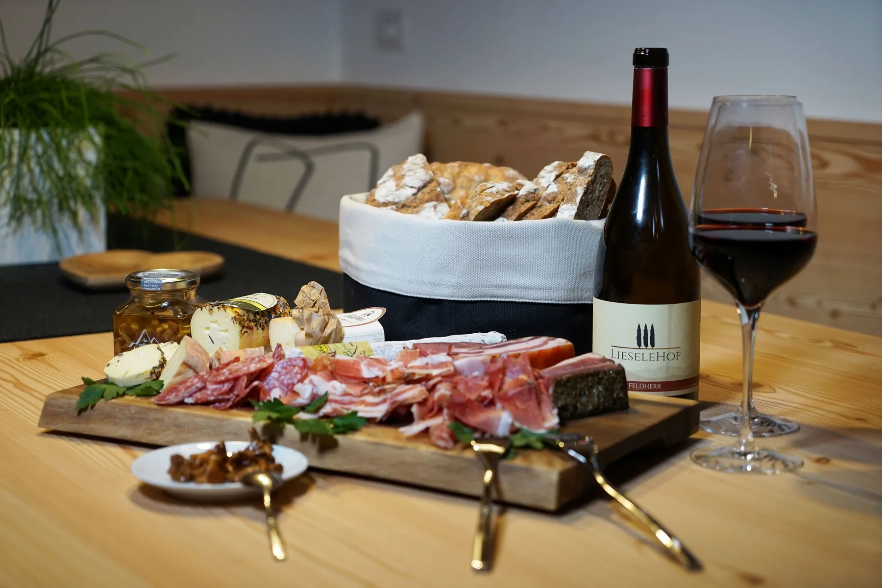 Marende: Speck, Käse, Brot und ein Glas Wein