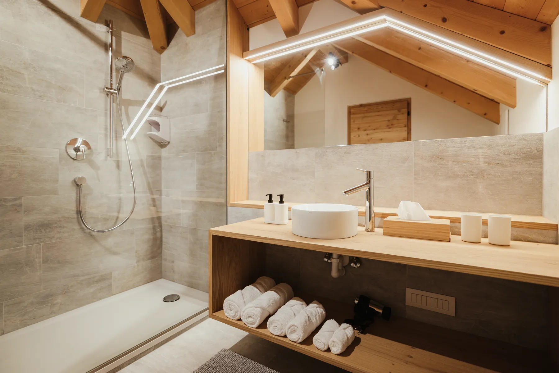 Dusche im Bad unter dem Dach