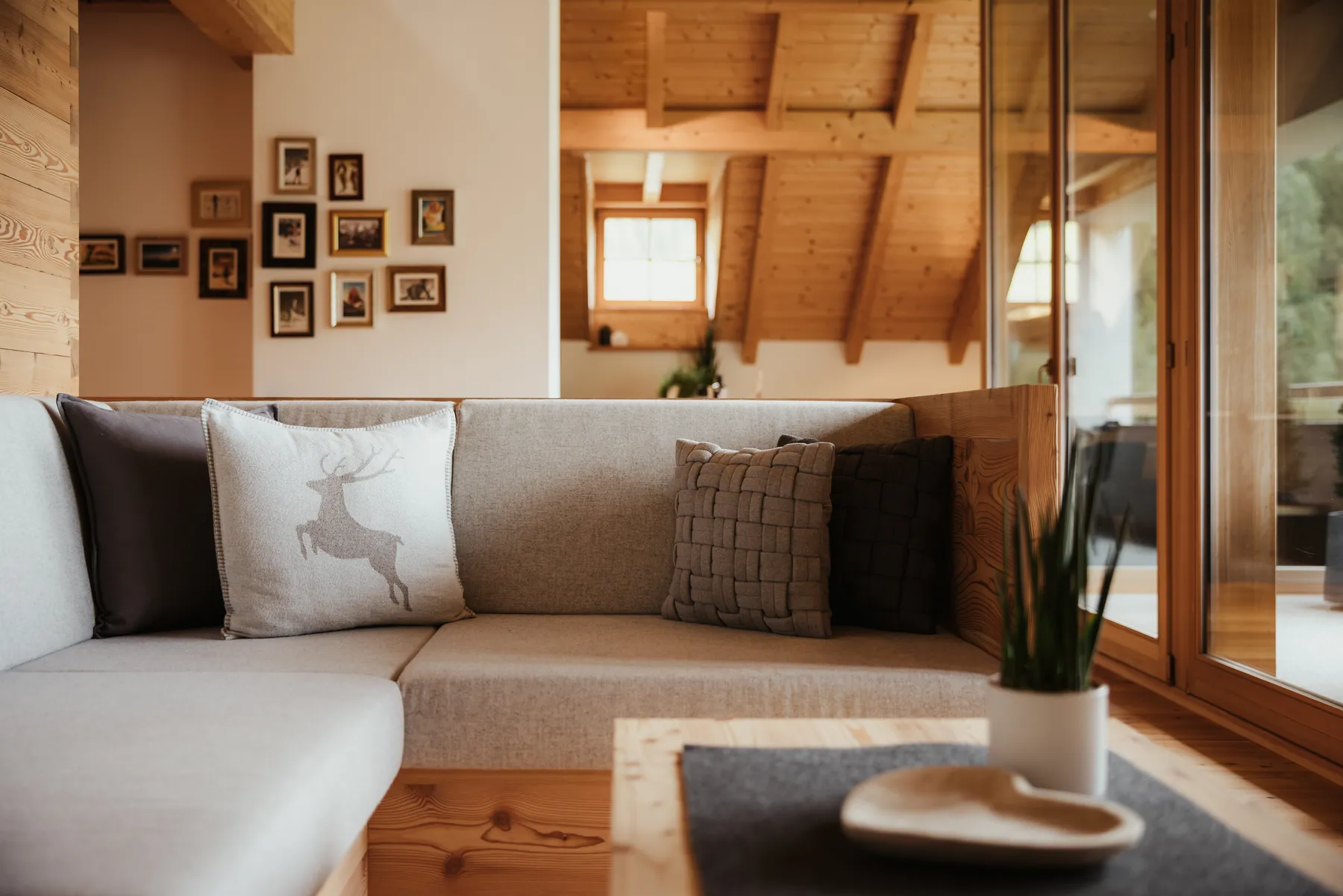 Das Sofa vor der Fensterfront des Chalets