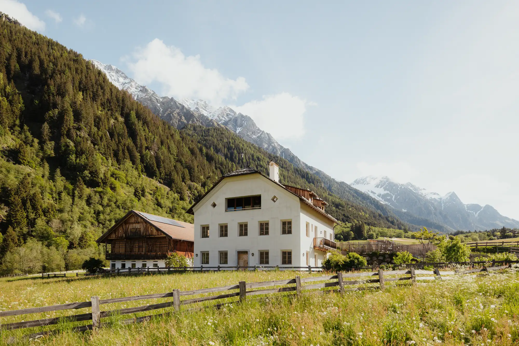 Der Halbwöhrerhof in der Sommerwiese vor den Bergen des Antholzertals