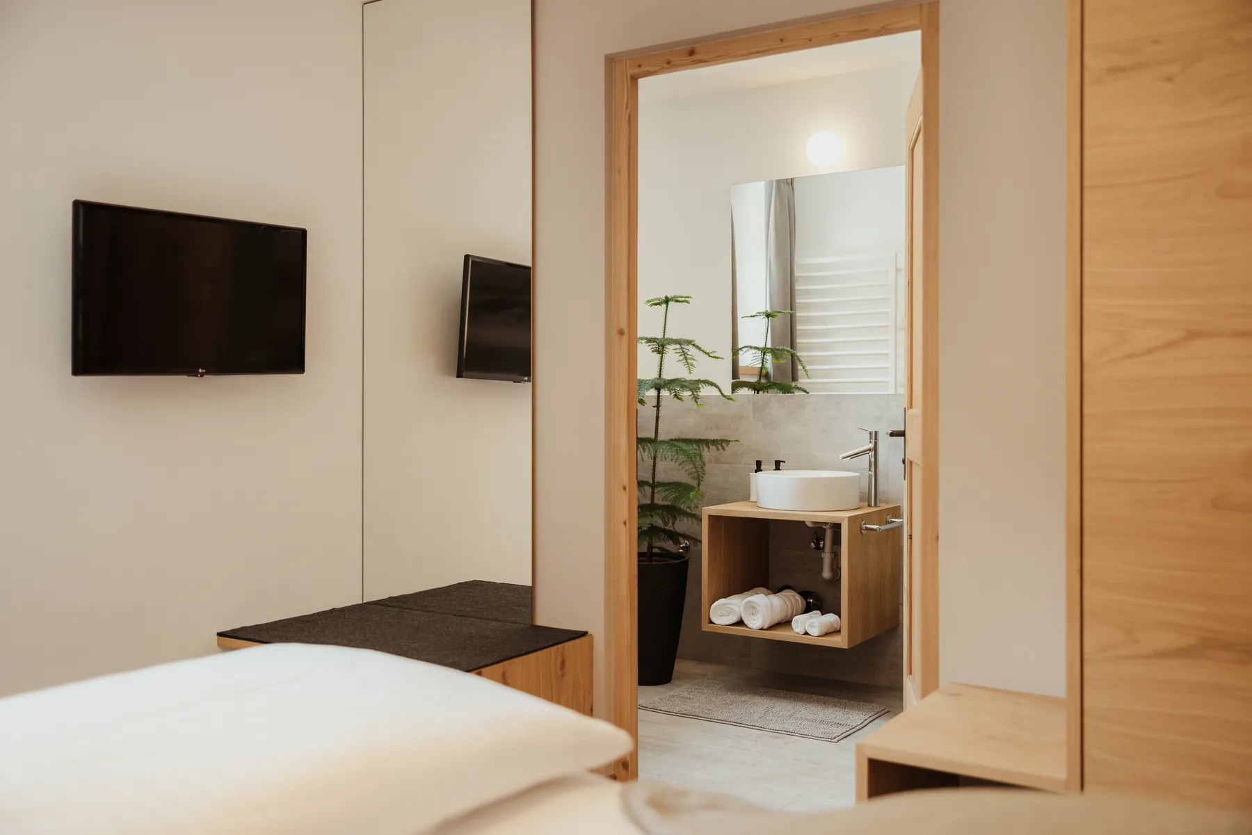 Bagno con specchio e lavabo