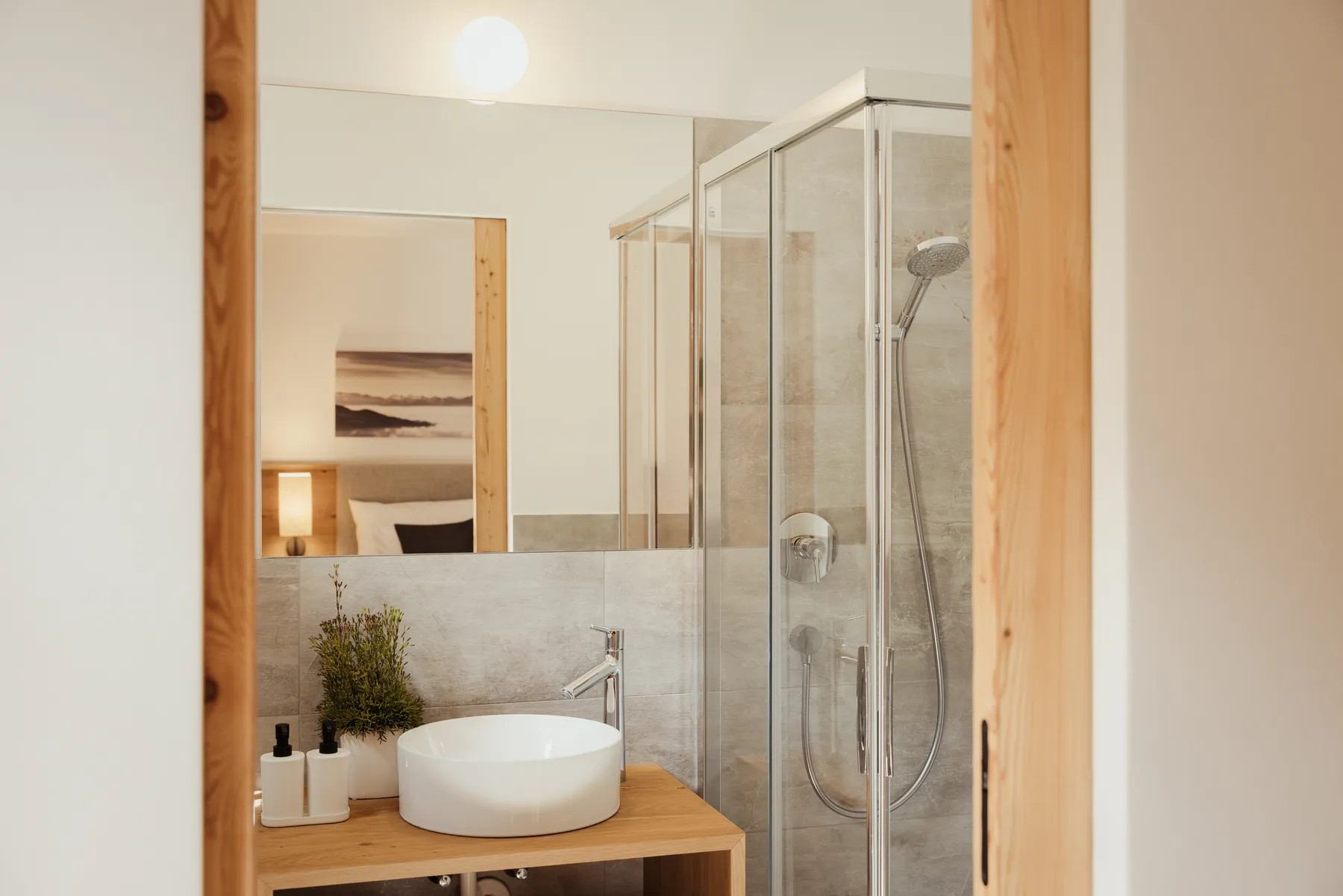 Bagno con doccia e lavabo
