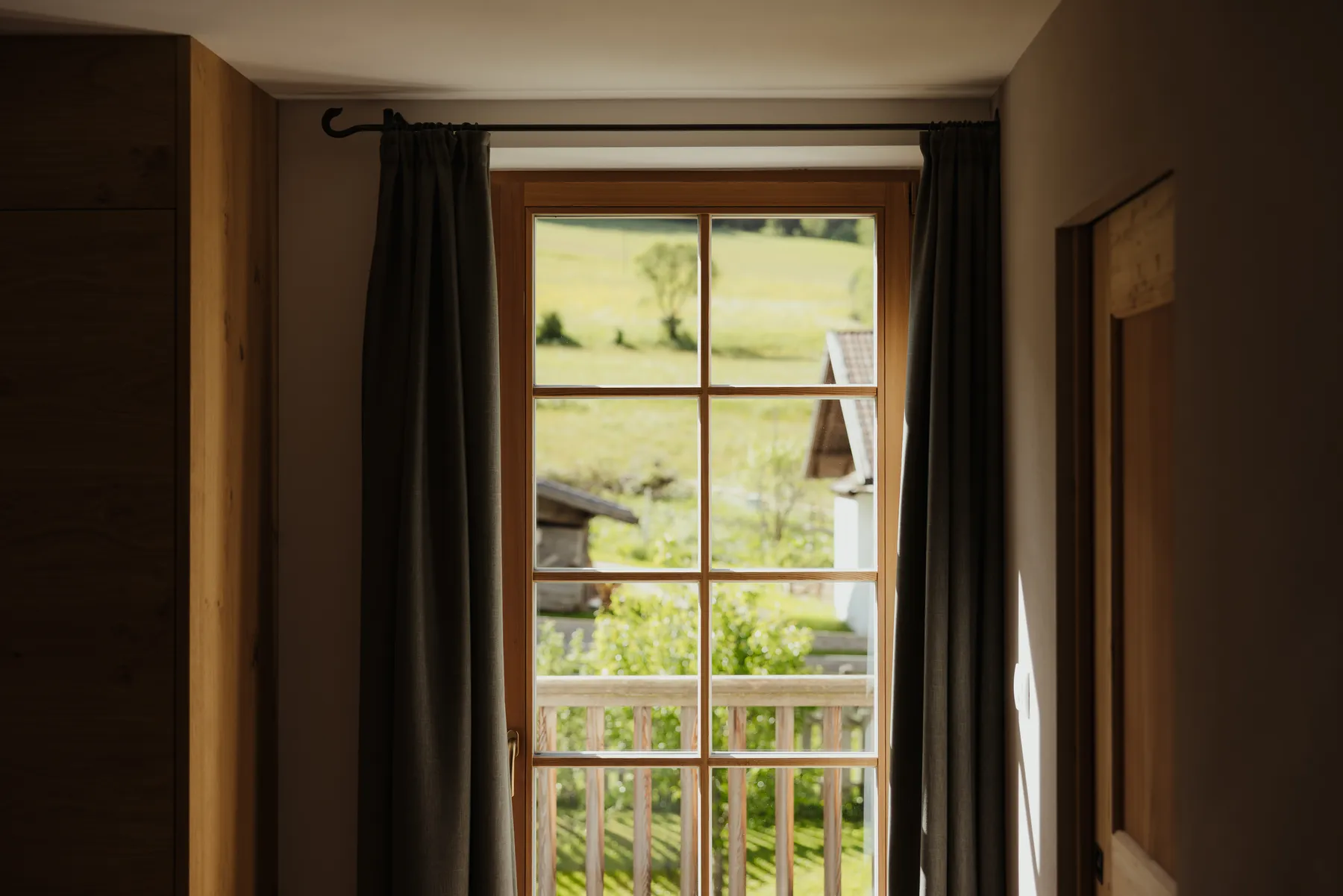 Porta del balcone con vista sulla valle