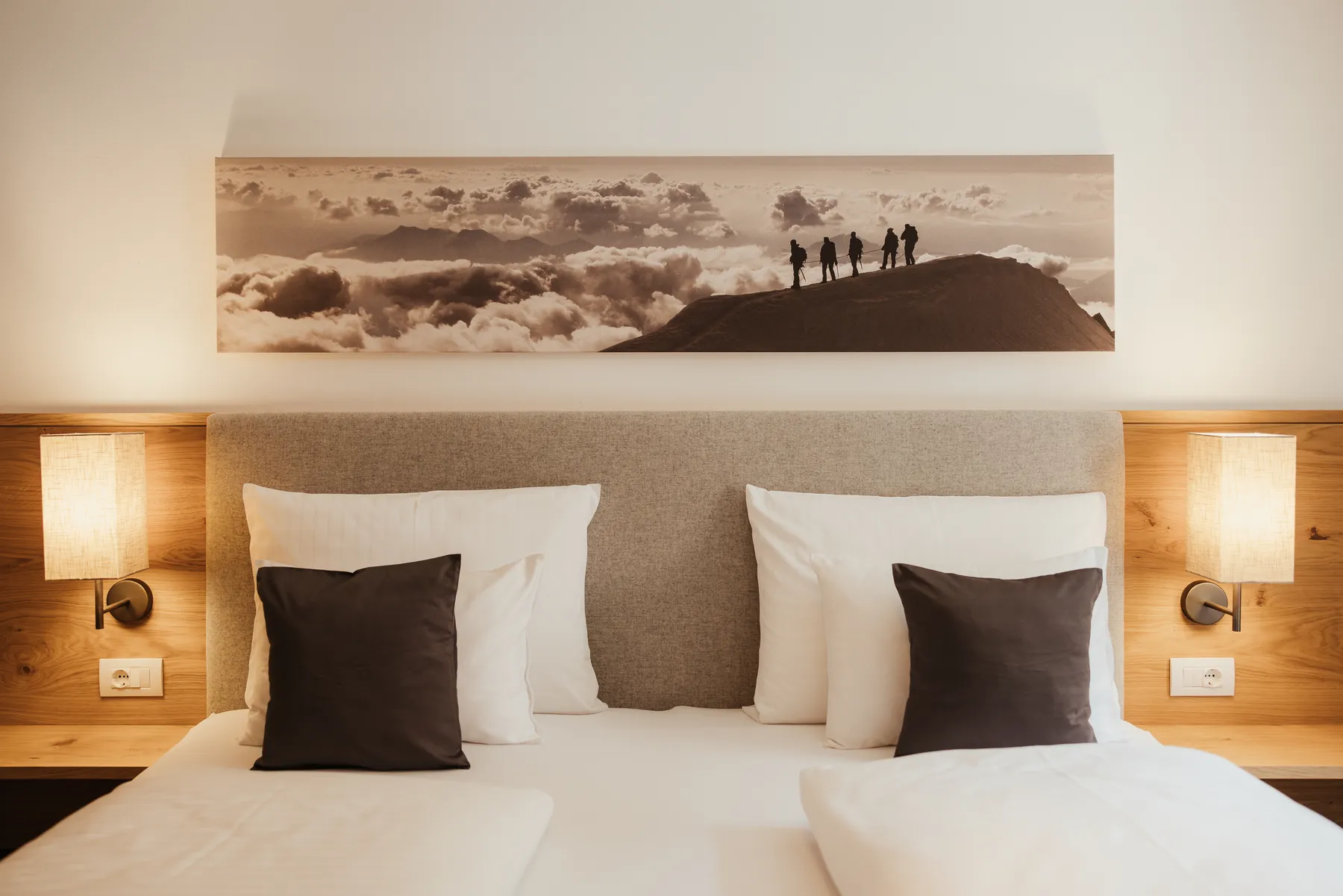 Letto matrimoniale sotto il panorama delle montagne