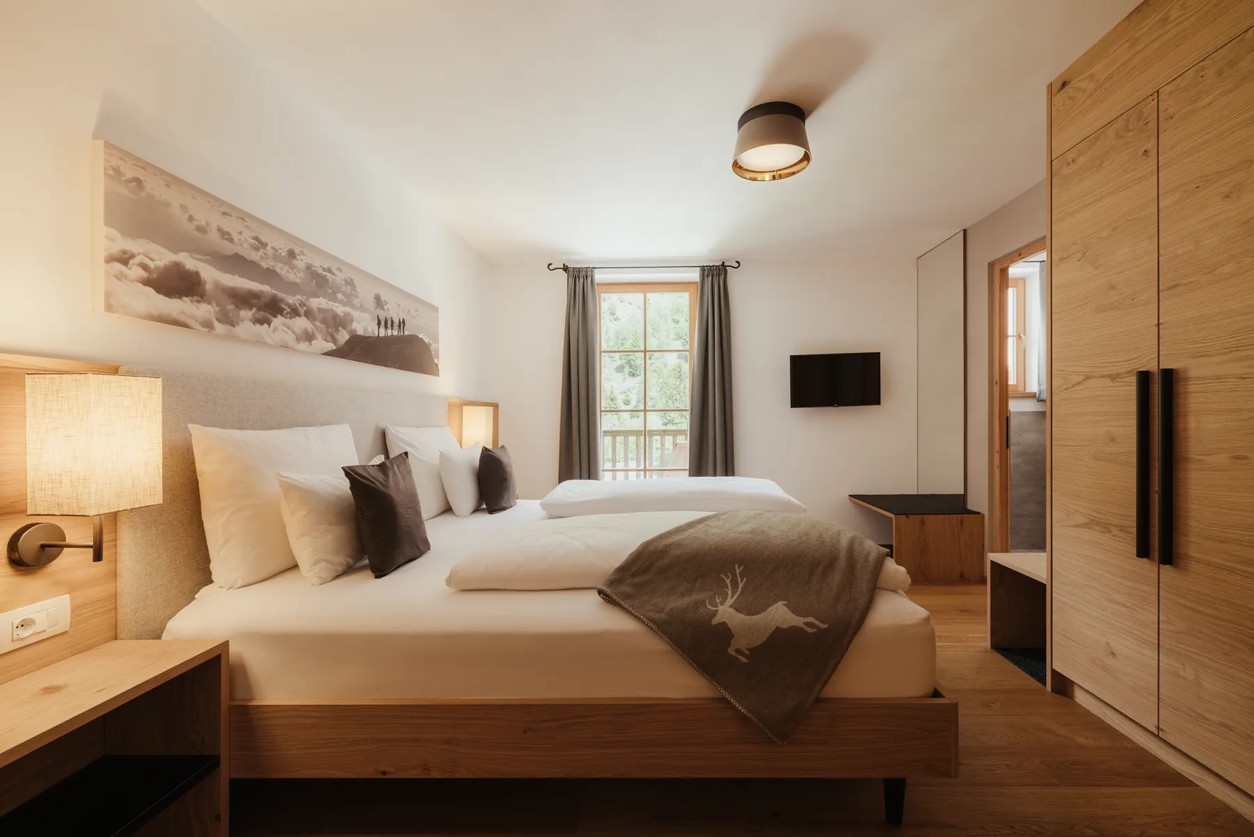 Camera da letto con porta sul balcone
