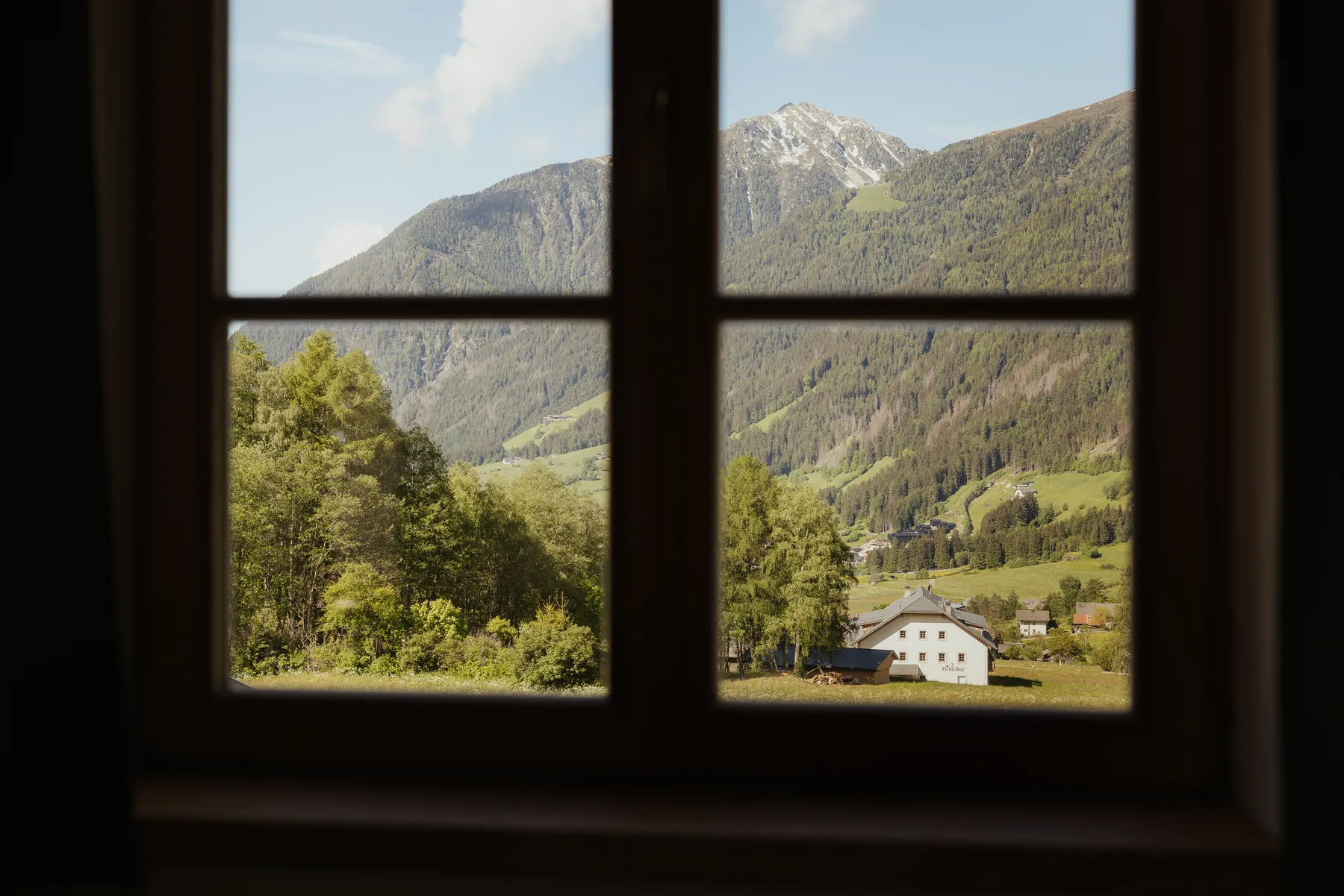 Vista dalla finestra sulle montagne