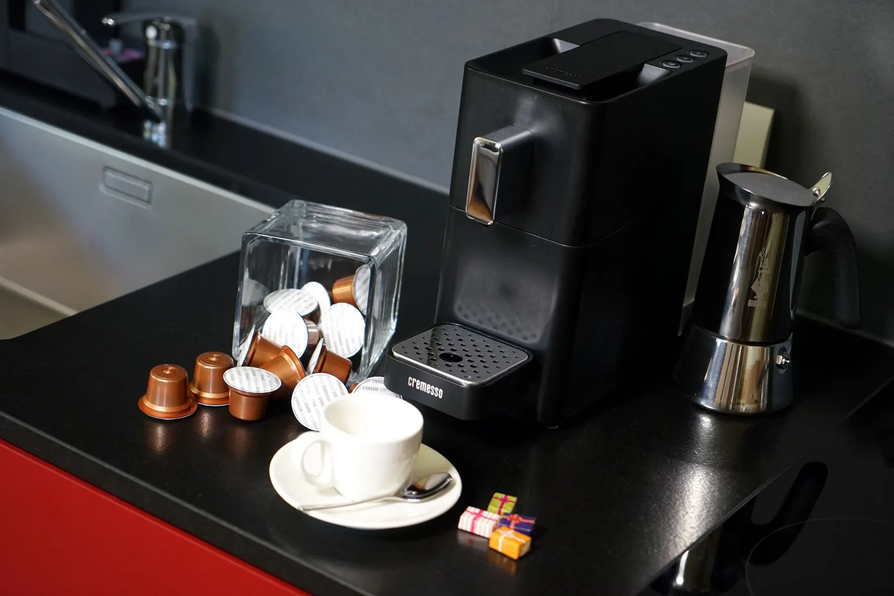 Macchina del caffè con capsule e tazza