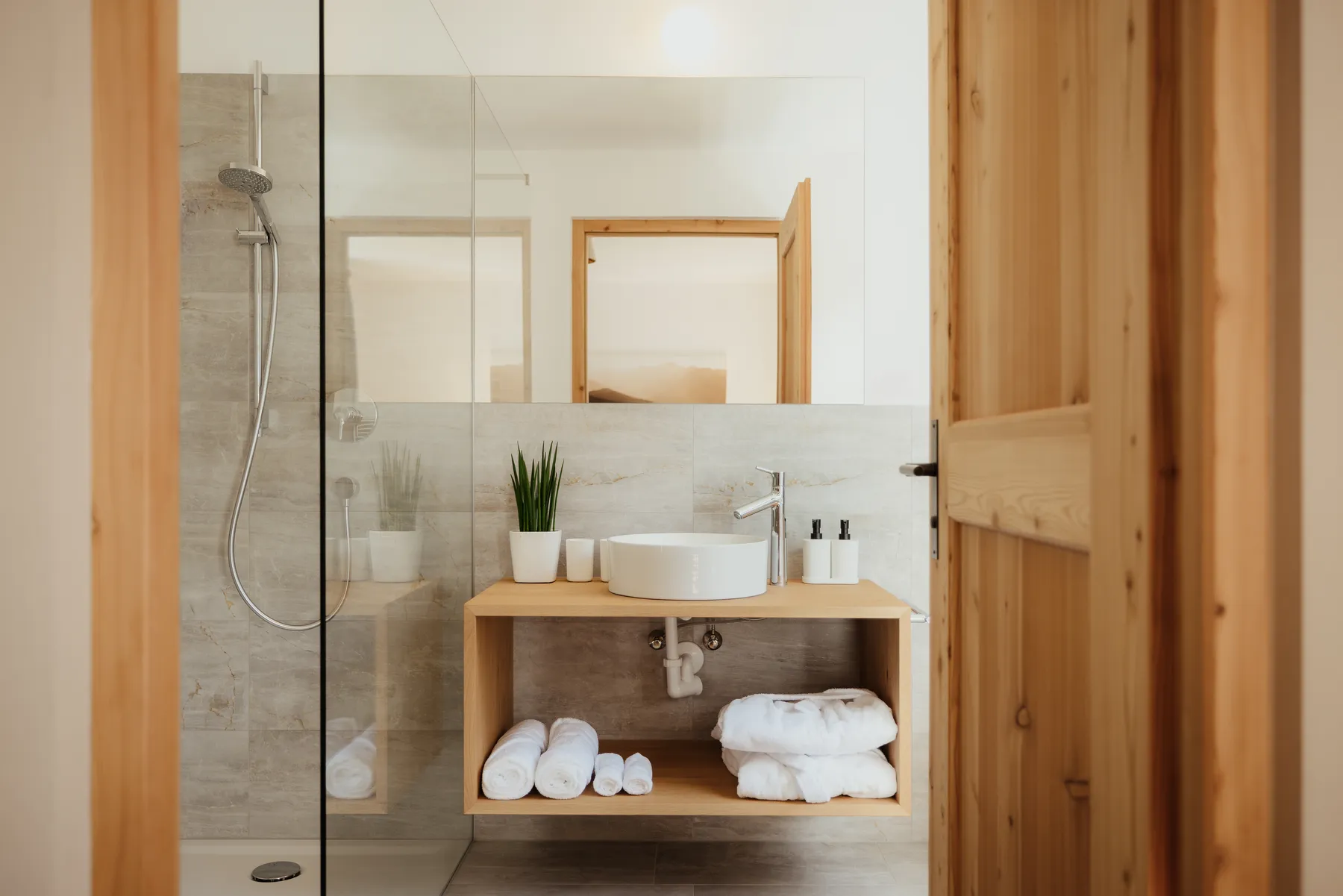 Bad mit Dusche und Holzwaschtisch