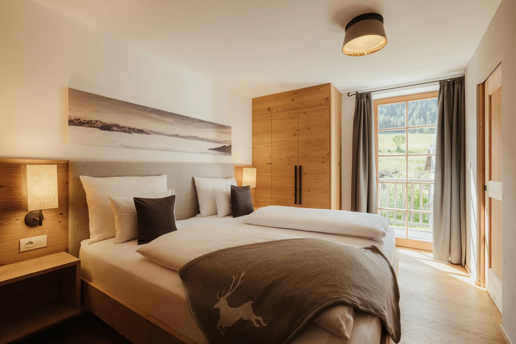 Doppelbett aus Zirbe mit Blick zum Balkon