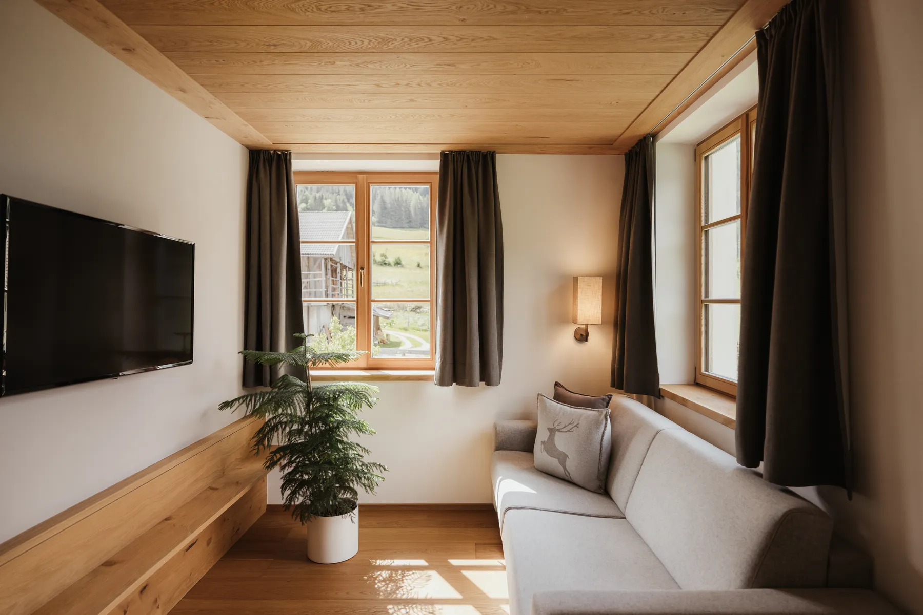 Sofa und Fenster im Wohnraum